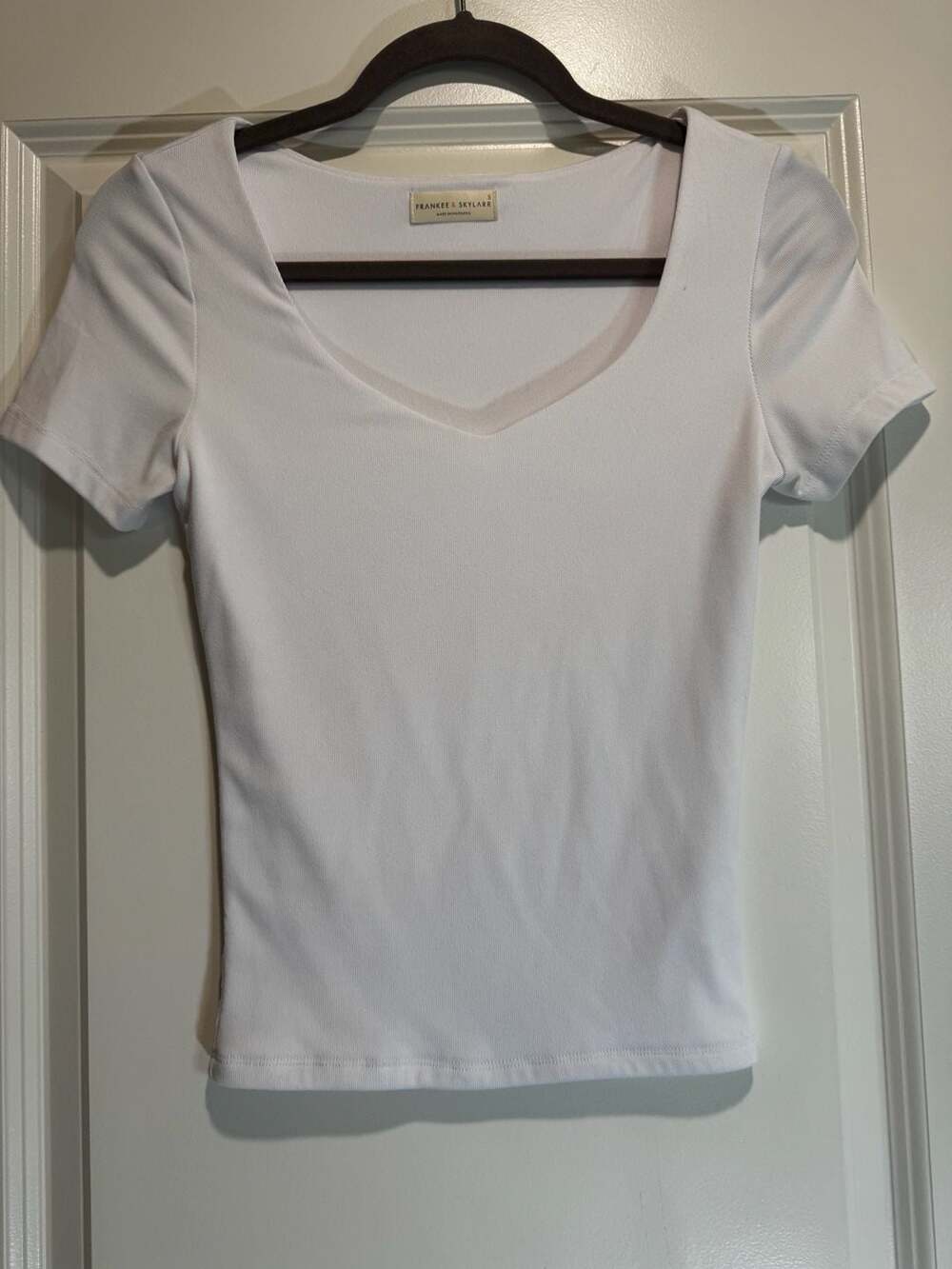 Frankee & Skylarr White Ribbed V-Neck Short Sleeve Fitted Top